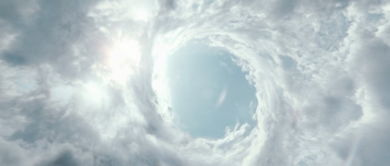 Vortex de nuages ouvert sur le bleu du ciel